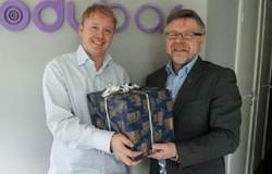 Tor-Arne Jensen (t.v.) mottar premien av ordfører Terje B. Granmo.