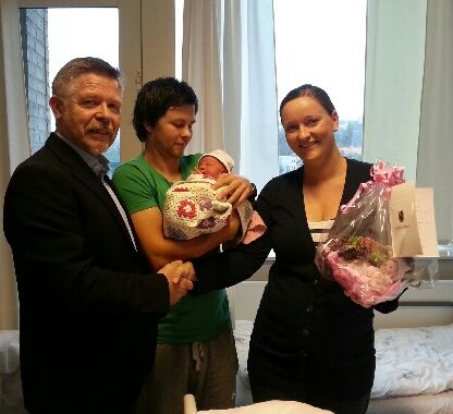 Ordfører Terje B. Granmo gratulerer Lise Skogen og Tony Beck som foreldre til Nora, sørtrønder nummer 300 000. Ordfører Terje B. Granmo gratulerer Lise Skogen og Tony Beck som foreldre til Nora, sørtrønder nummer 300 000.