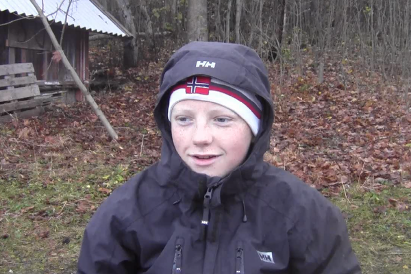 Sander Ø. H. i kokkekamp i det fri Sander Ø. H. i kokebok i det fri