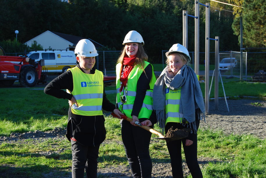 Ordføreren foretar første spadestikk ved Hommelvik ungdomsskole Ordføreren foretar første spadestikk ved Hommelvik ungdomsskole