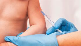 Illustrasjonsbilde av baby som vaksineres Illustrasjonsbilde av baby som vaksineres