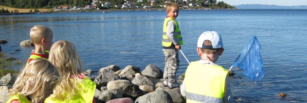 Bilde av barn i fjæra