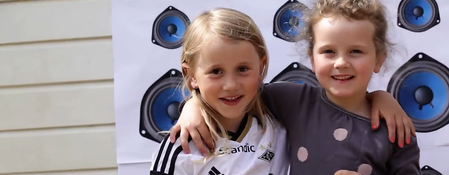 Bilde av barn fra musikkvideoen Bilde av barn fra musikkvideoen "Vi e gjengen fra Solstrand barnehage"