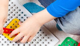 Bilde av barnehender som leker Bilde av barnehender som leker