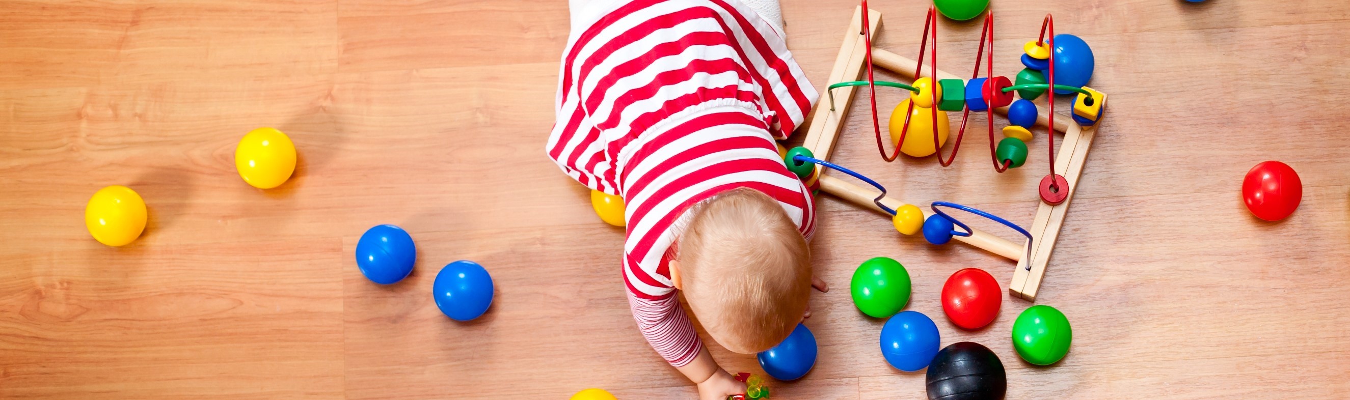 Bilde av jente som leker på gulvet