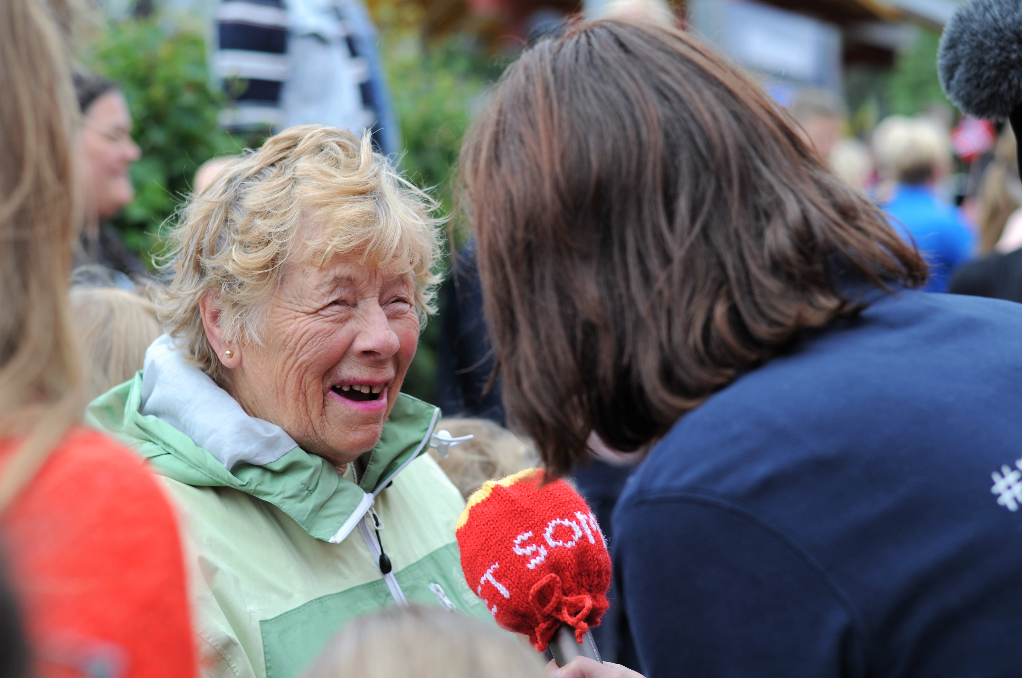 Eldre dame intervjues på Vikhammer