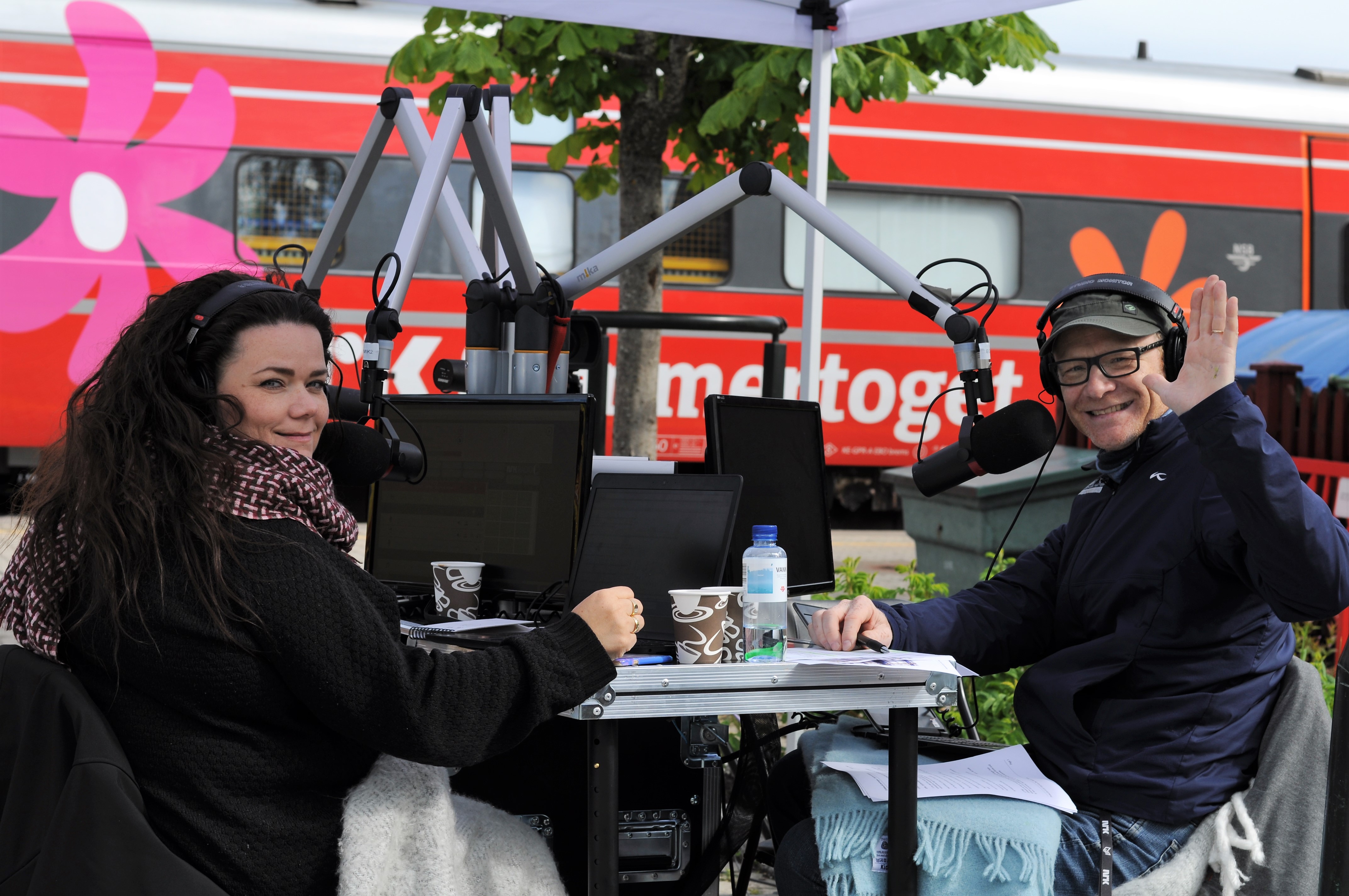 Bilde av programledere som har sending i Hommelvik