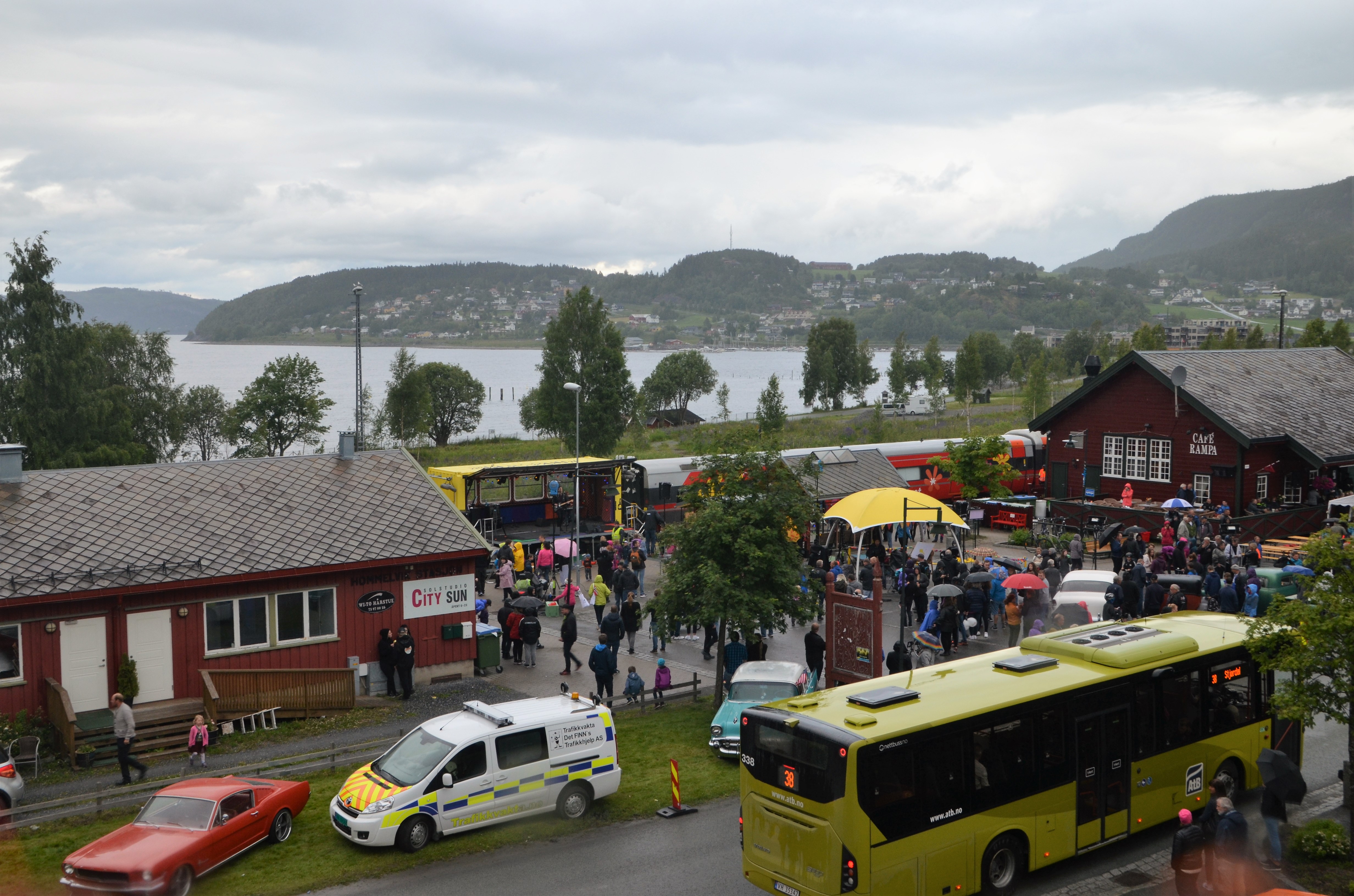 Oversiktsbilde av perrongen i Hommelvik