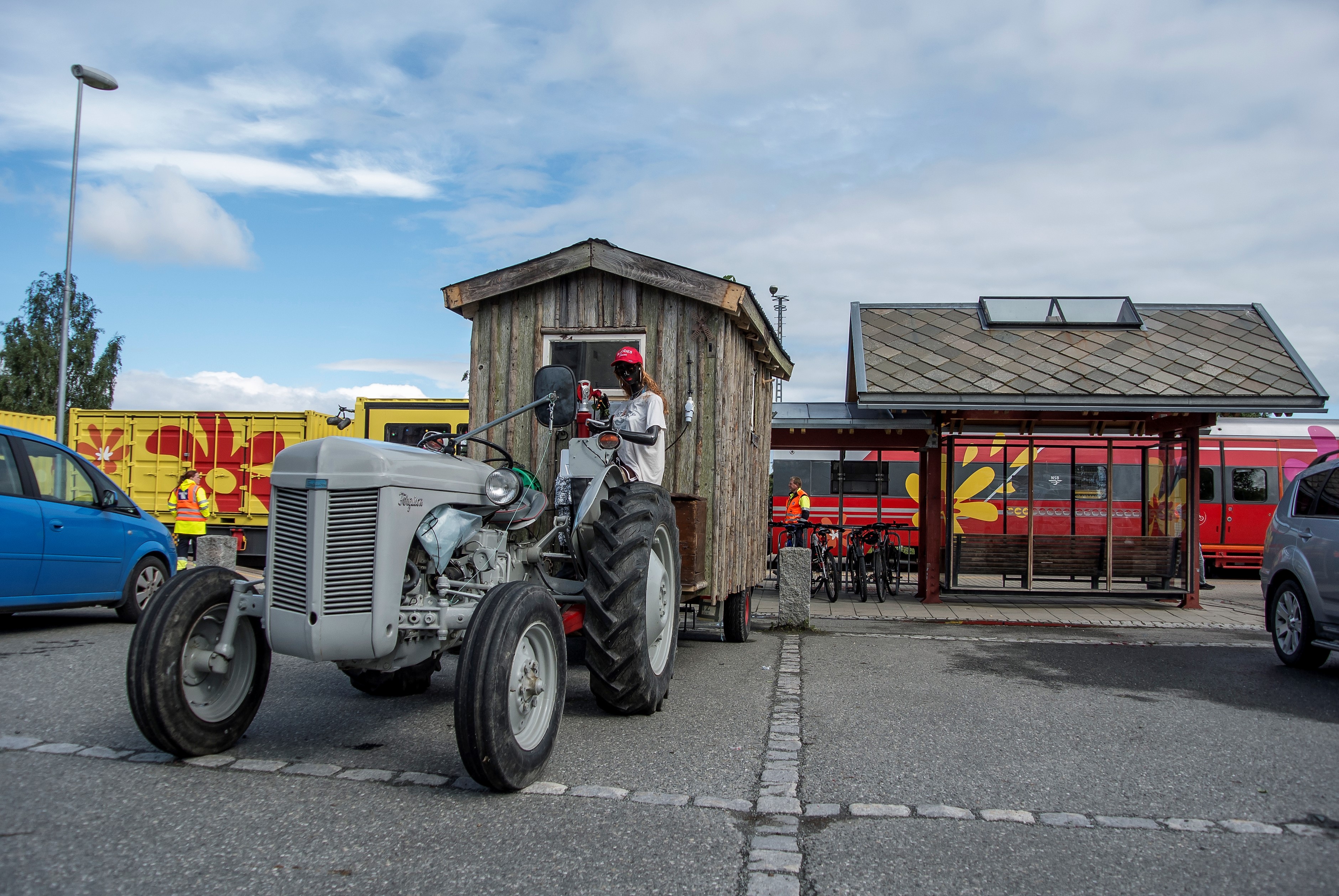 Bilde av traktor i ved perrongen i Hommelvik