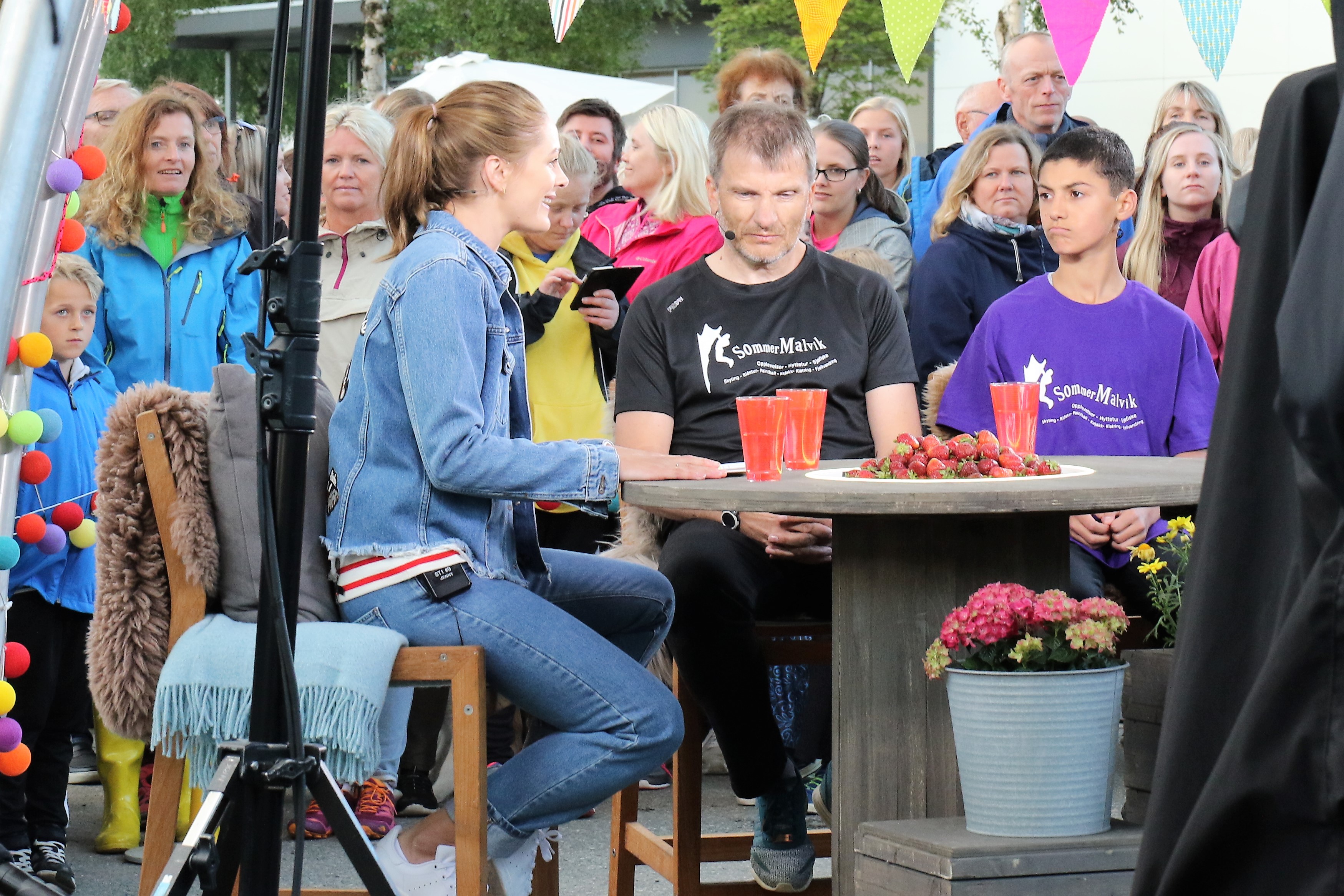 Bilde av Jenny Skavlan som intervjuer Arve Renå