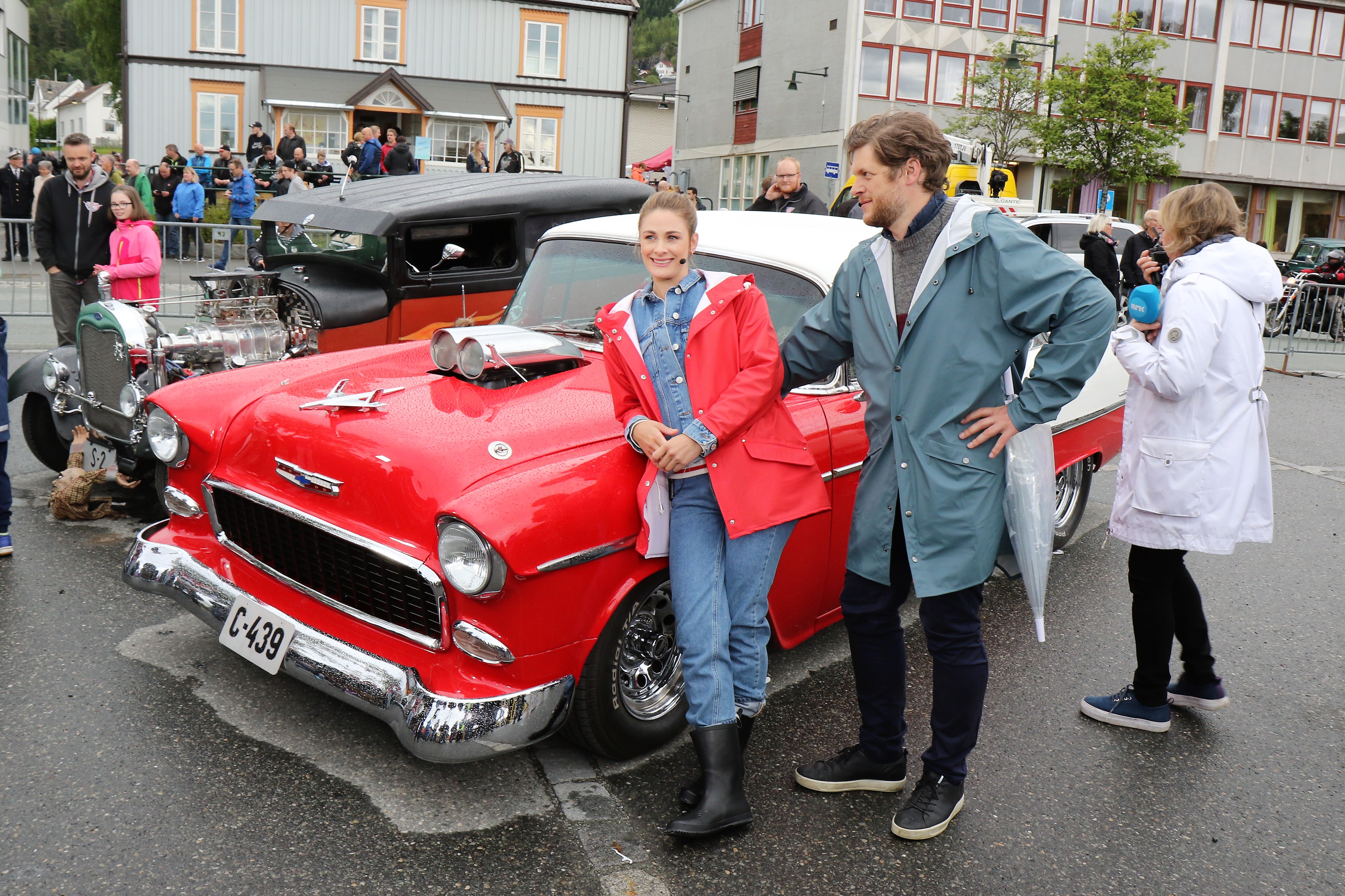 Bilde av programlederne Jenny Skavlan og Hans Olav Brenner sammen med gammel amerikaner