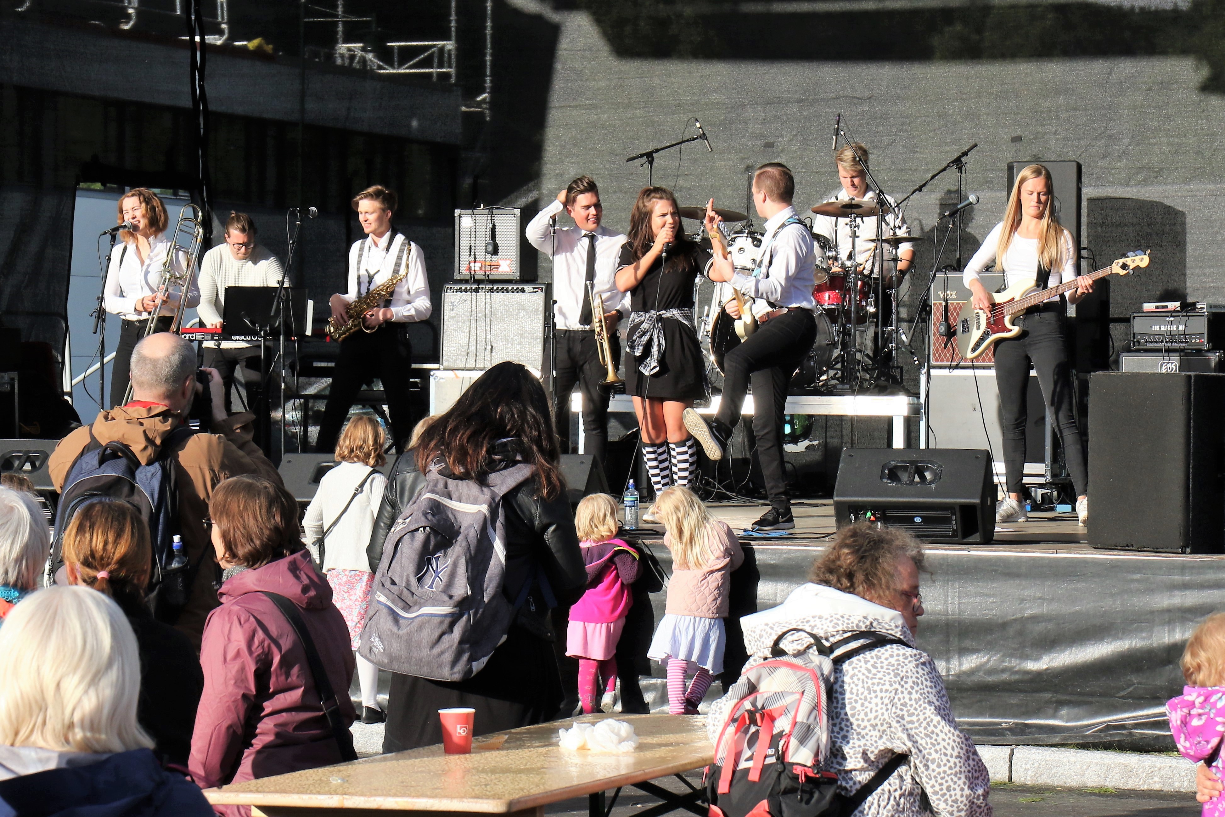 Bilde av SKA-frika på scenen foran rådhuset