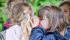 Barn hvisker og snakker sammen Lasse N¿rbaek Barn hvisker og snakker sammen