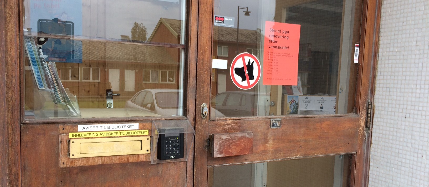 Bilde av døren på Hommelvik bibliotek med \
