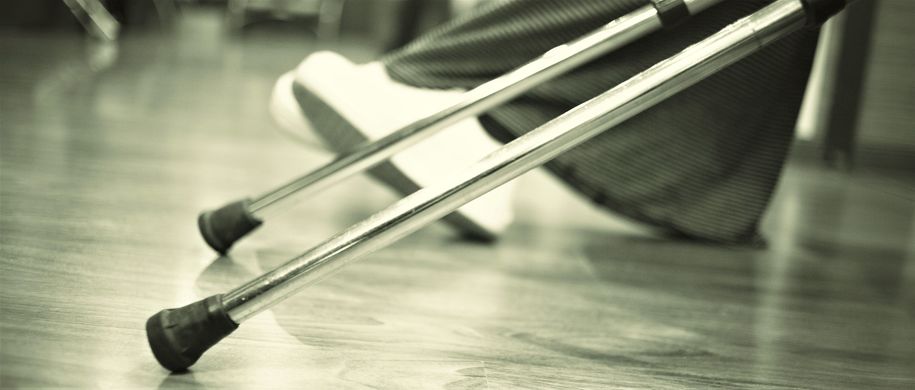 Bilde av krykker Edward Olive Bilde av krykker