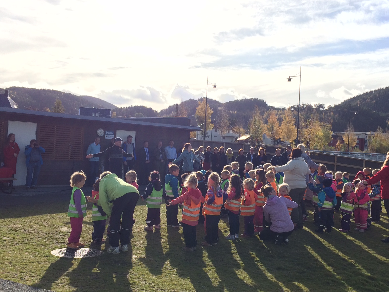 Bilde av barn og voksne under åpningen