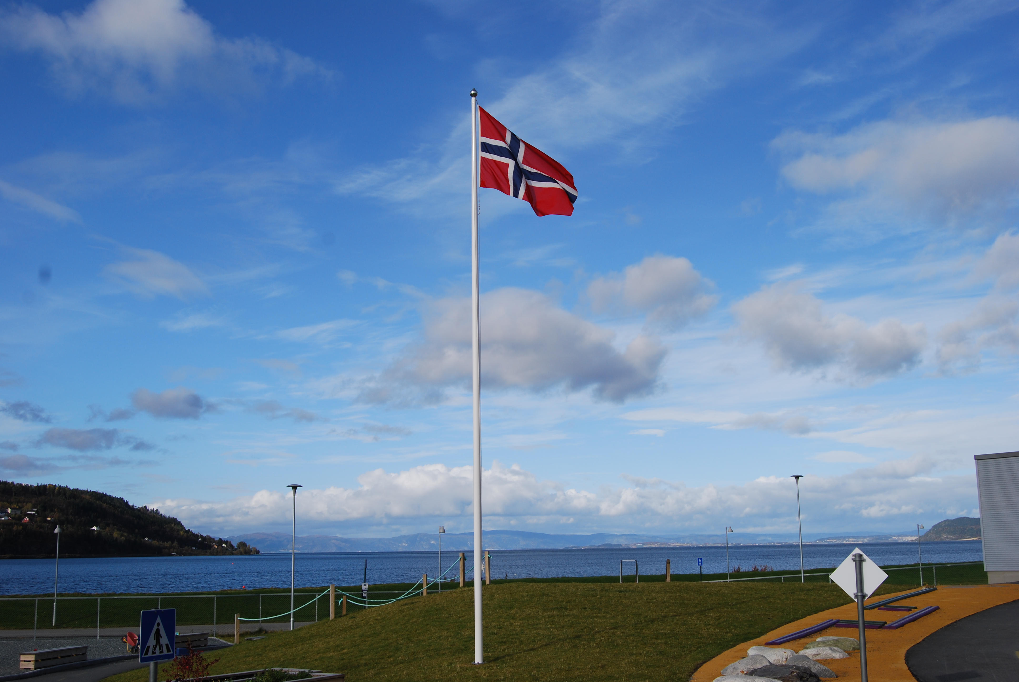 Bilde av flaggstangen på utsiden av barnehagen
