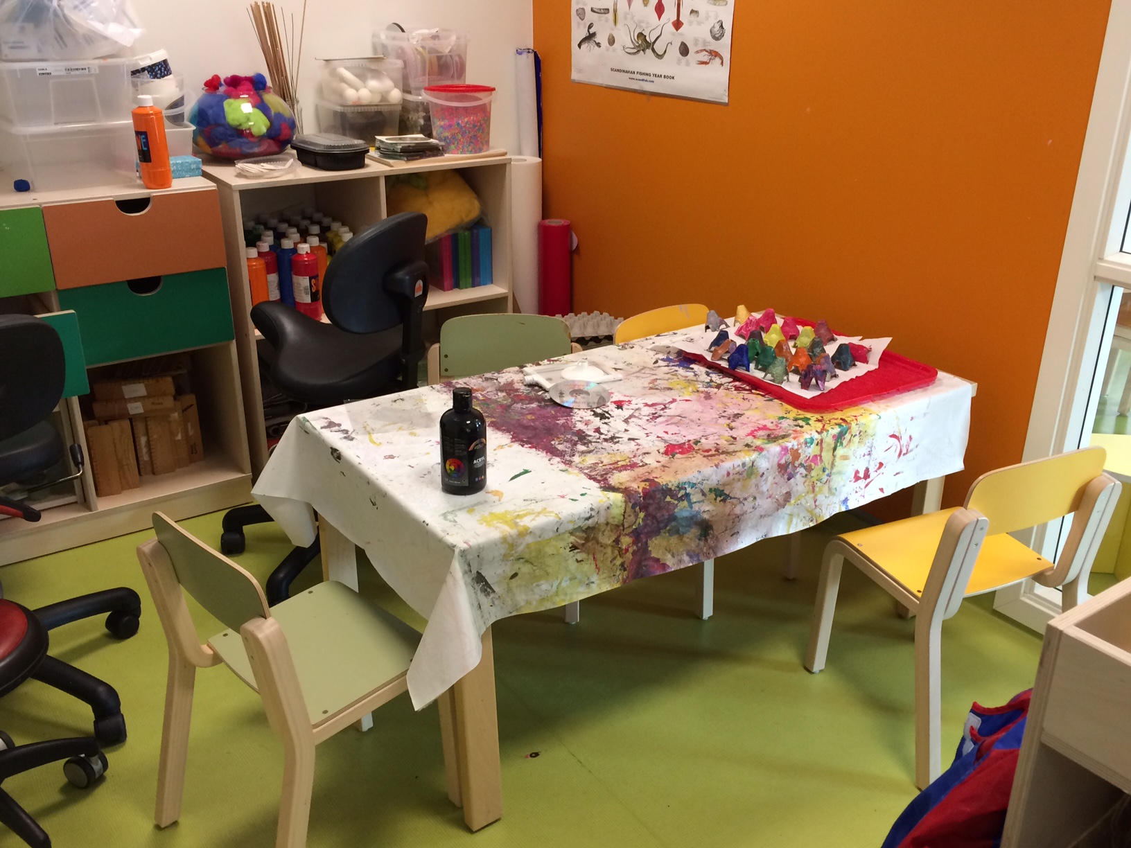 Bilde av bord med maling og pensler