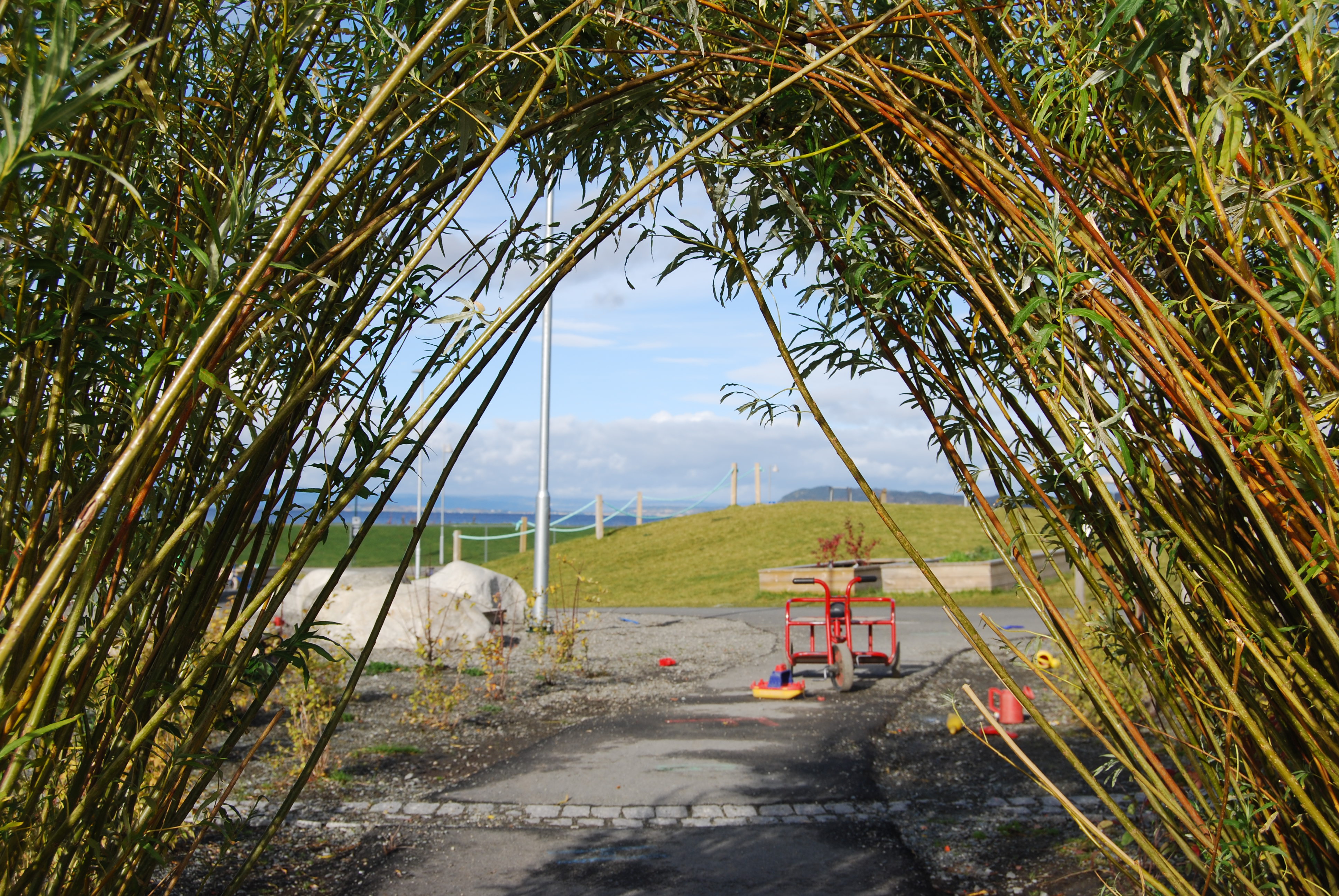 Bilde av barnehagens uteområde med sykkelbane