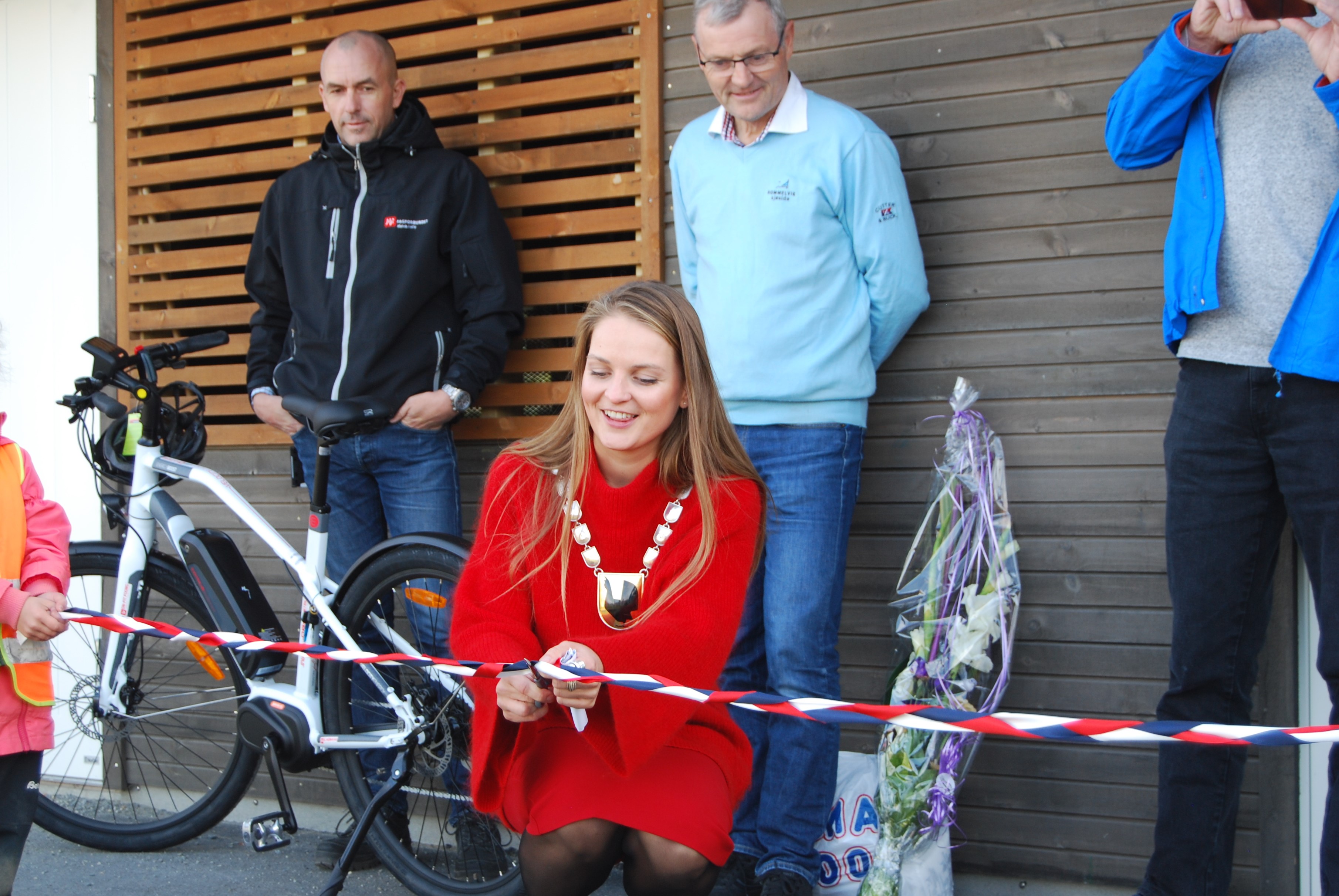 Bilde av ordfører Ingrid Aune som klipper lenken for anledningen laget av barna