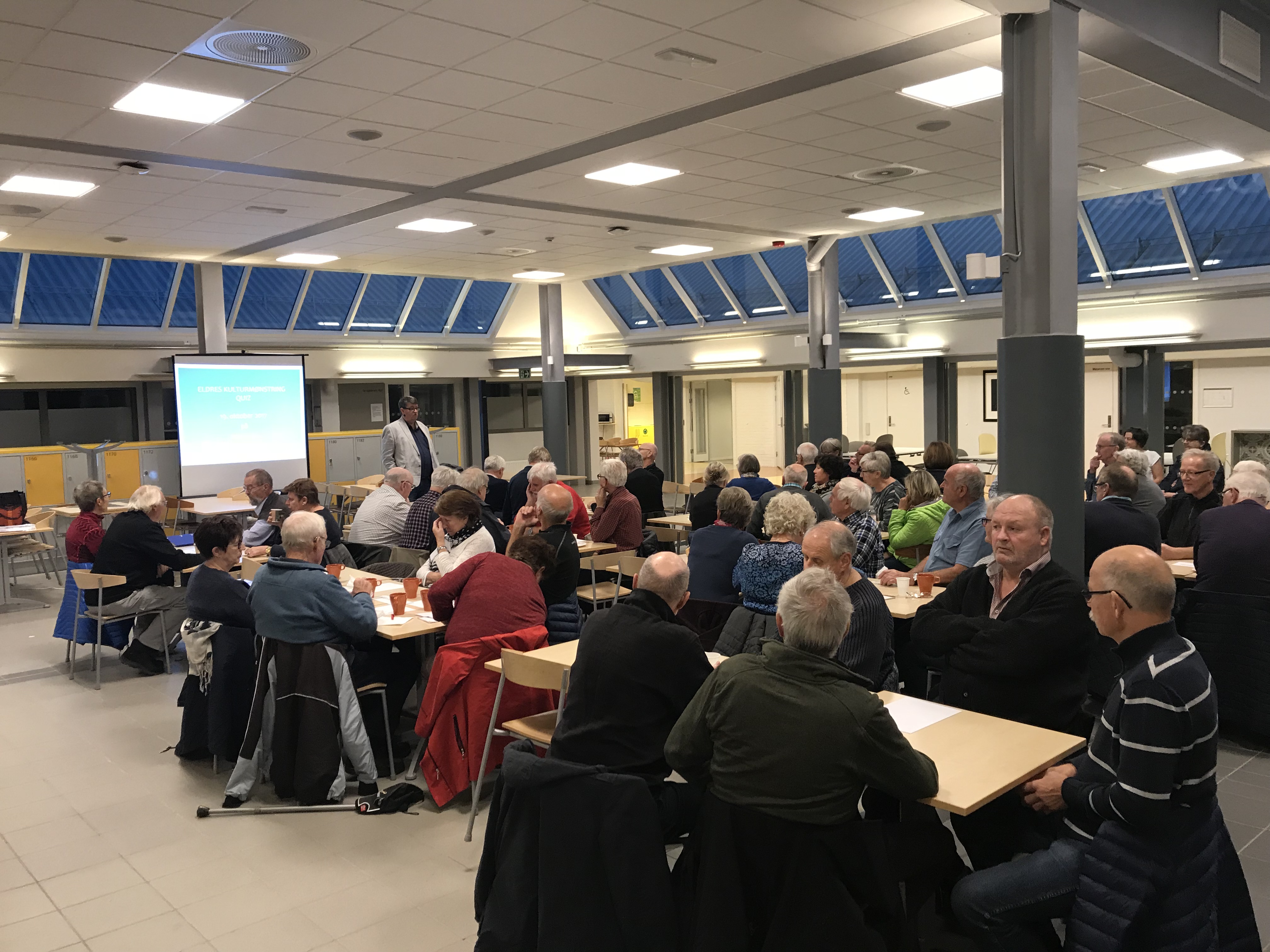Viggo Valle avholder quiz under EKM på biblioteket på Vikhammer