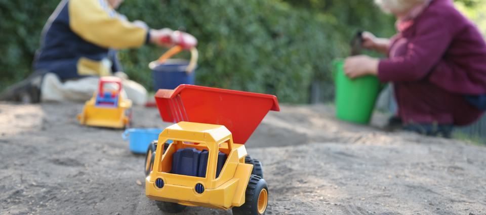 Barn leker i sandkasse