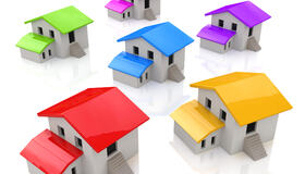 Hus med fargerike tak