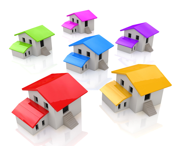 Hus med fargerike tak