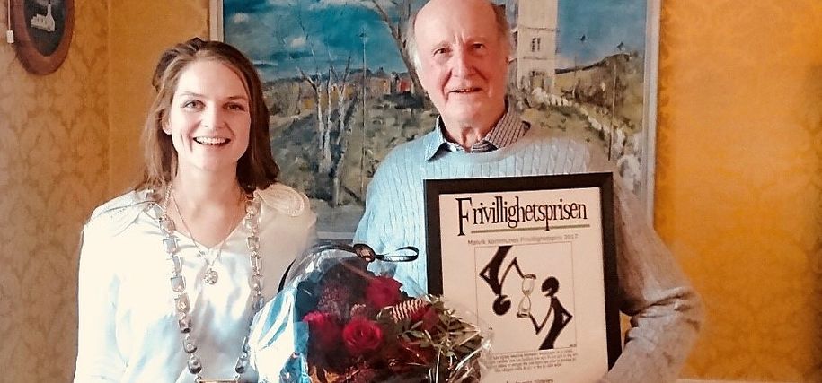 Bilde av Peder Solem, årets mottaker av Frivillighetsprisen for 2017 og ordfører Ingrid Aune som håndhilser under årets utrekkelse