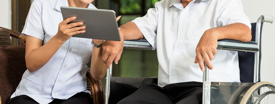 Bilde av pleier og pasient som sitter med nettbrett