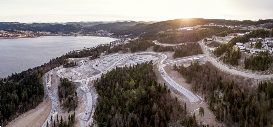 Svebergmarka med Homemlvik i bakgrunn og soloppgang