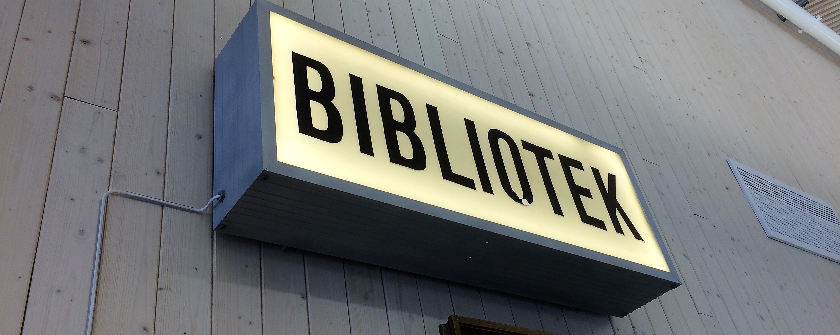 Gammelt bibliotek-skilt
