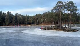 Bilde av Stavsjøen vinterstid, sett mot bryggen og gapahuken