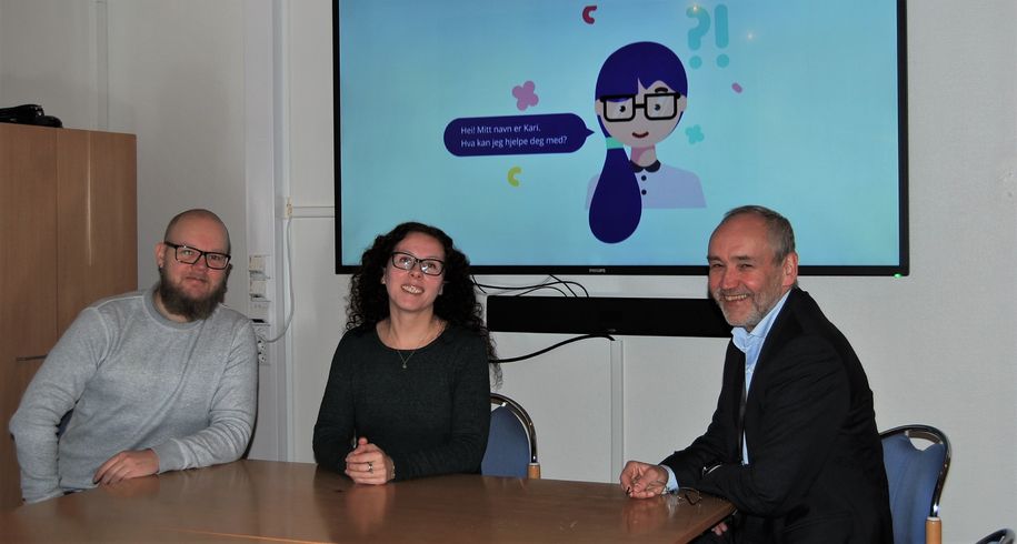 Lansering av Kommune-Kari (fra venstre rådgiver Rolf Martin Krey, avdelingsleder ved servicetorget Lise Marthe Guldsten og rådmann Carl-Jakob Midttun Lansering av Kommune-Kari (fra venstre rådgiver Rolf Martin Krey, avdelingsleder ved servicetorget Lise Marthe Guldsten og rådmann Carl-Jakob Midttun