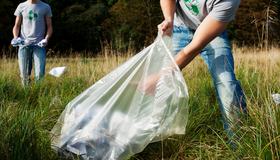 Image Source/T2 Images Bilde av mann som plukker søppel