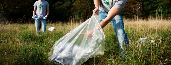 Image Source/T2 Images Bilde av mann som plukker søppel