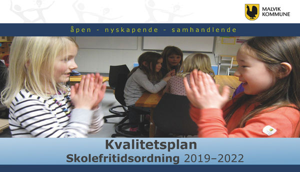 To jenter leker innendørs