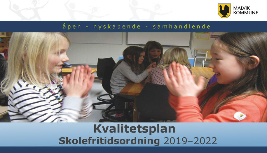 To jenter leker innendørs