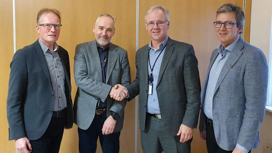 Fra venstre: Assisterende banksjef i SpareBank1 SMN Tor Helge Hansen, rådmann Carl-Jakob Midttun, Bertil Halsen, banksjef samfunnssektor i SpareBank1 SMN, og Einar Spjøtvoll, økonomisjef i Malvik kommune.