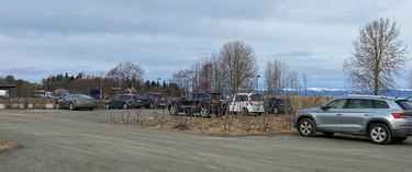 Flere hadde tatt turen til Midtsandtangen, søndag formiddag. Bilde av parkeringsplassen ved Midtsandtangen, med biler.