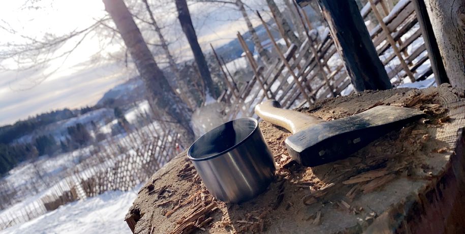 Bilde av en kaffekopp og øks på en hoggestabb