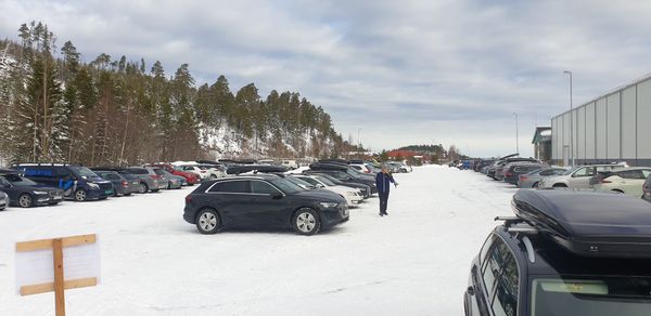 POPULÆR UTFART: Parkeringsplassen ved Abrahallen var nesten full i palmehelga. Når så mange mennesker skal komme seg ut i marka og hjem igjen samtidig, er det spesielt viktig å vise smittevernhensyn. Bilde fra parkeringsplassen ved Abrahallen, med mange biler.