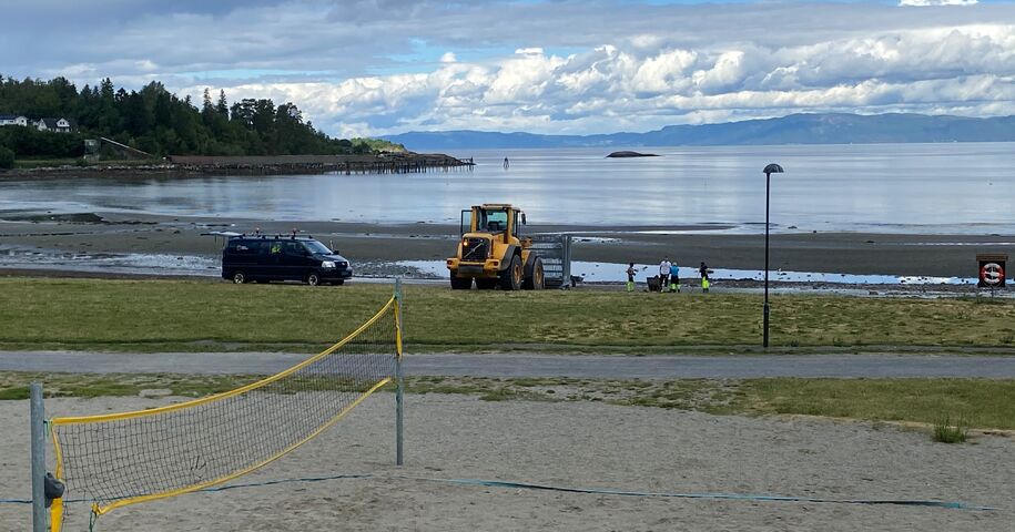 Malvik kommune utbedret synkehullet, fredag 10. juli. Bilde fra Midtsandtangen med ansatte fra FDV kommunalteknikk som utbedrer synkehull