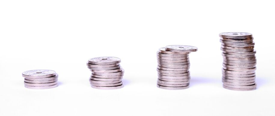 Illustrasjonsbilde med fire stabler med kronestykker
