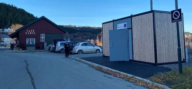 Sykkelhotellet er klart til bruk! Bilde av sykkelhotellet ved Hommelvik stasjon sett utenfra mot Kafe Rampa