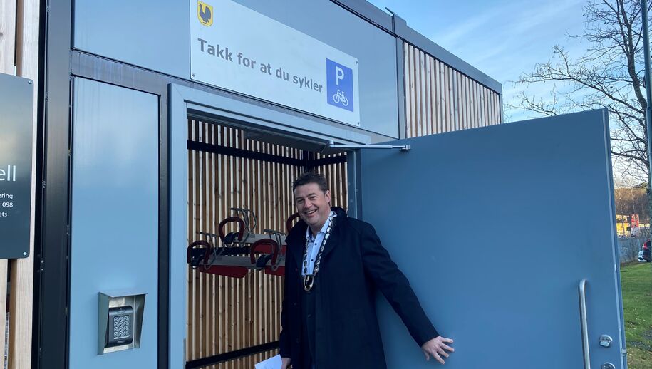 Bilde av ordfører Trond Hoseth i det han står i døråpningen til sykkelhotellet.